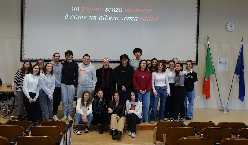 ragazze e ragazzi con paolo gagliardi