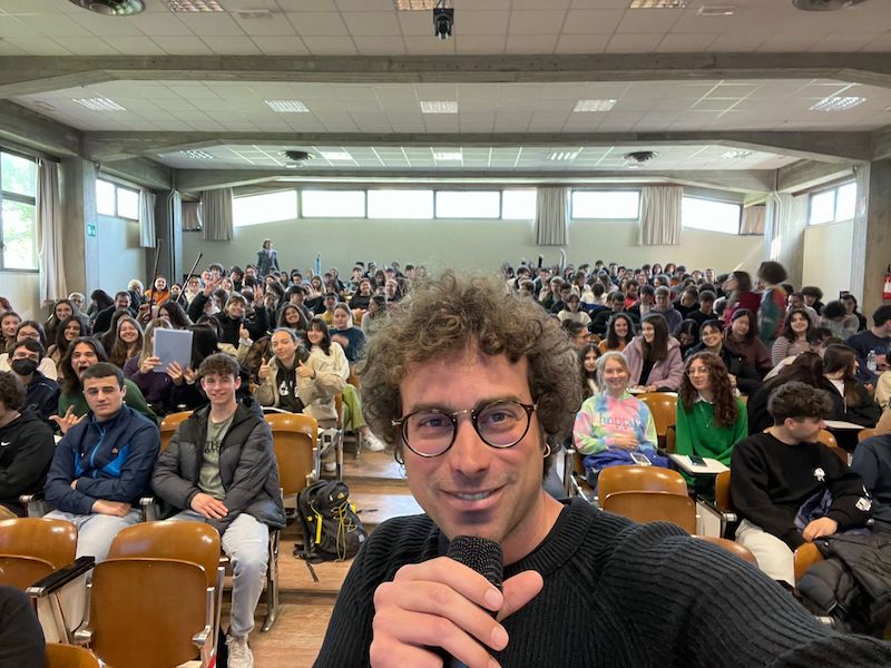 Matteo Cavezzali con studentesse e studenti Matteo Cavezzali con studentesse e studenti