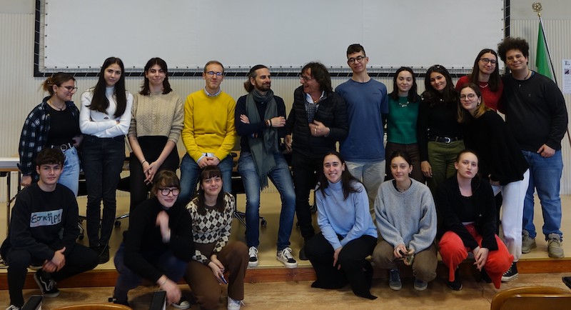Studentesse, studenti, poeta e docenti