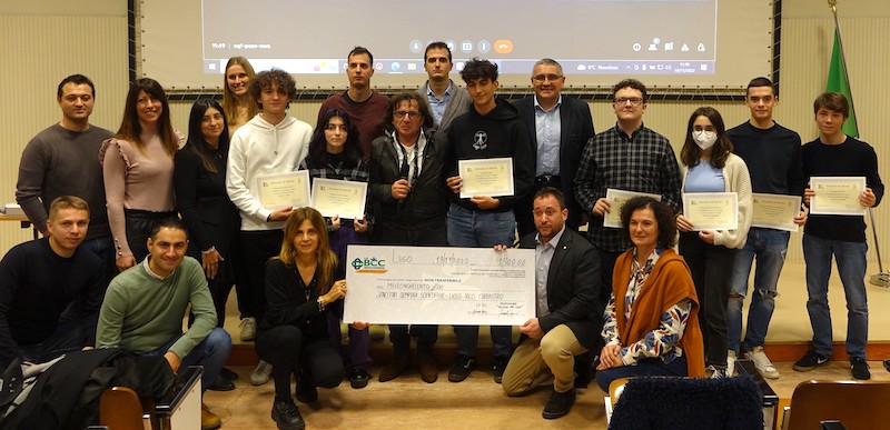 foto di gruppo con premiati e premianti