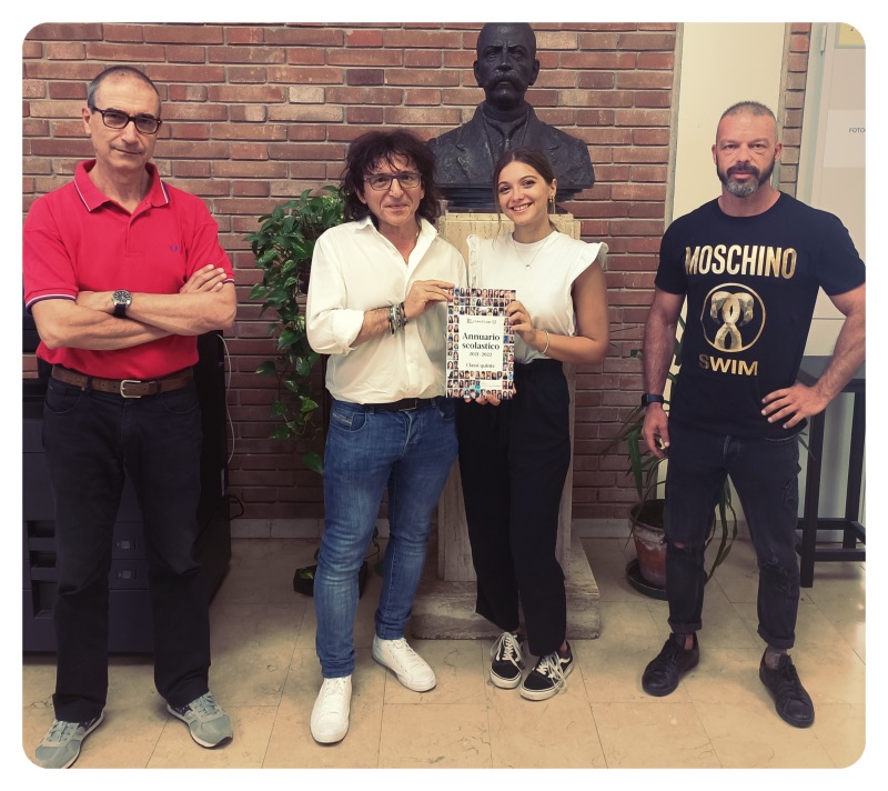 consegna dell'annuario ad una studentessa